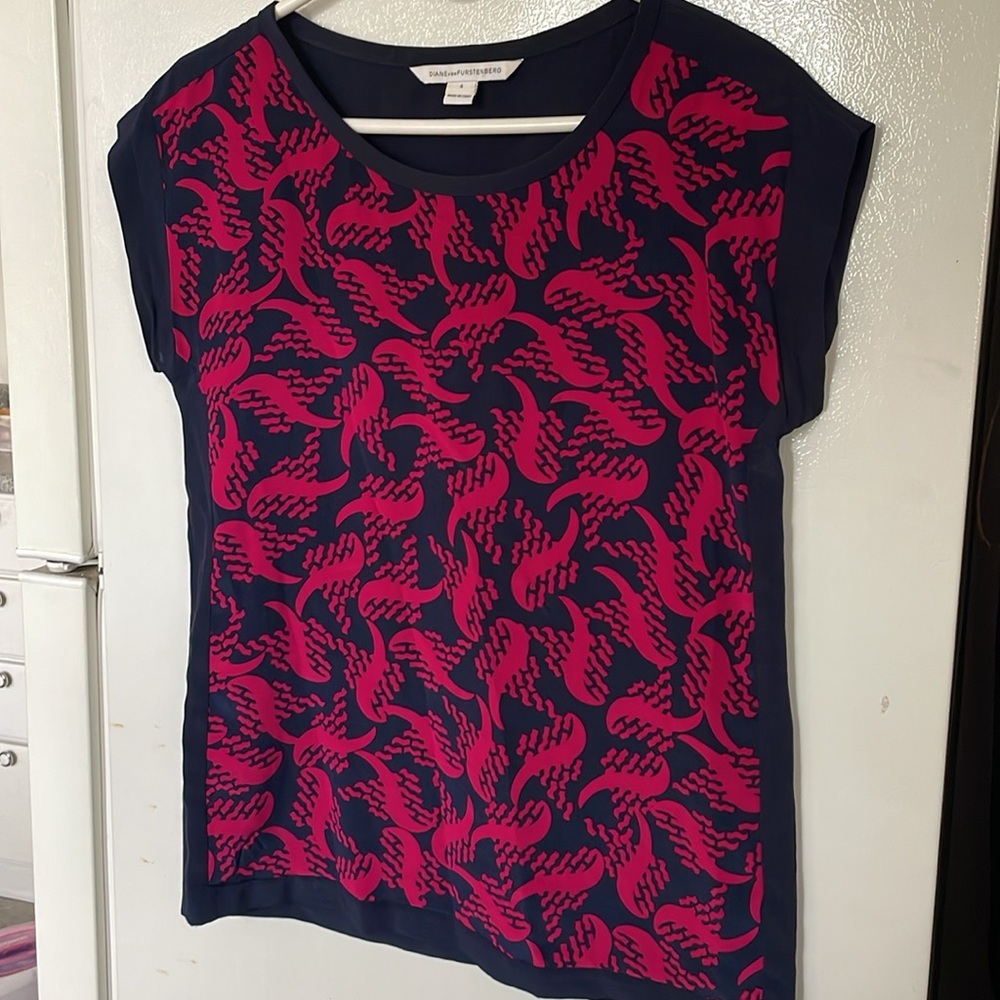 Diane Von Furstenberg Size 4 100% Silk Navy‎ and Pink Blouse - Picture 5 of 8